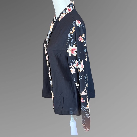 Sold **** floral Blouse with a Tie Neck - Women. Sold **** - Picture 4 of 6